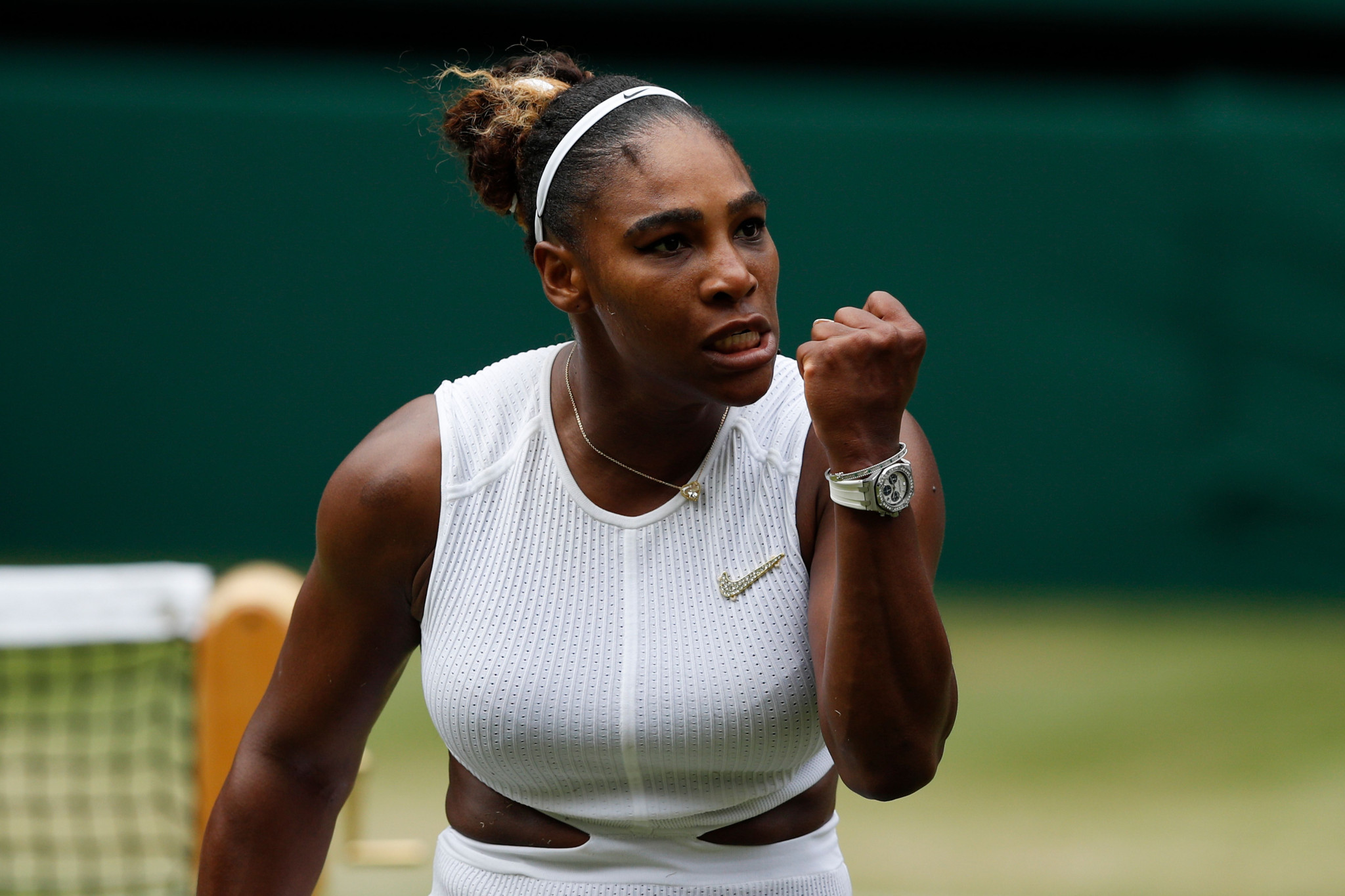Williams sees off Riske to reach Wimbledon semi-finals