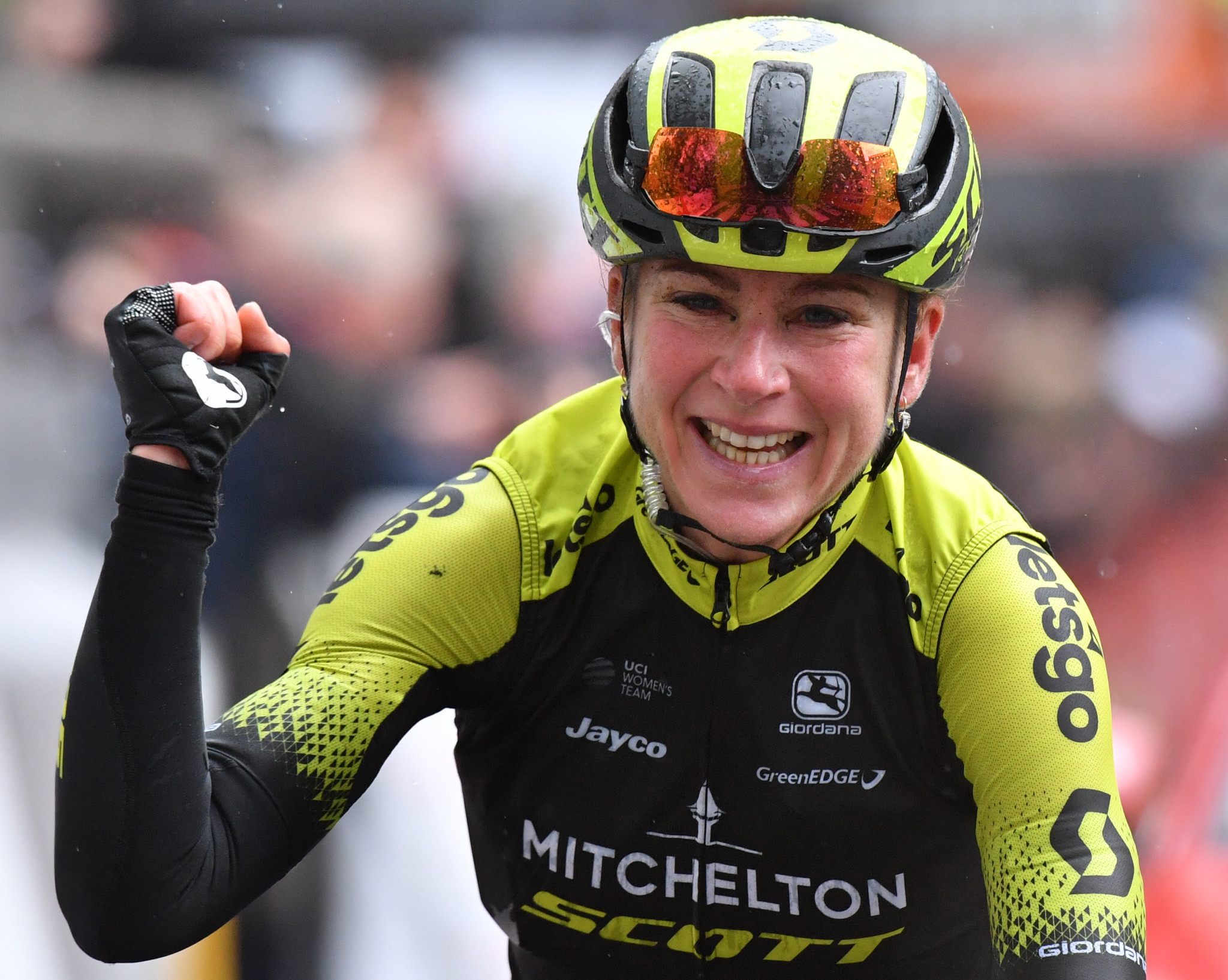  Defending Giro Rosa champion Van Vleuten wins stage five to move into overall lead