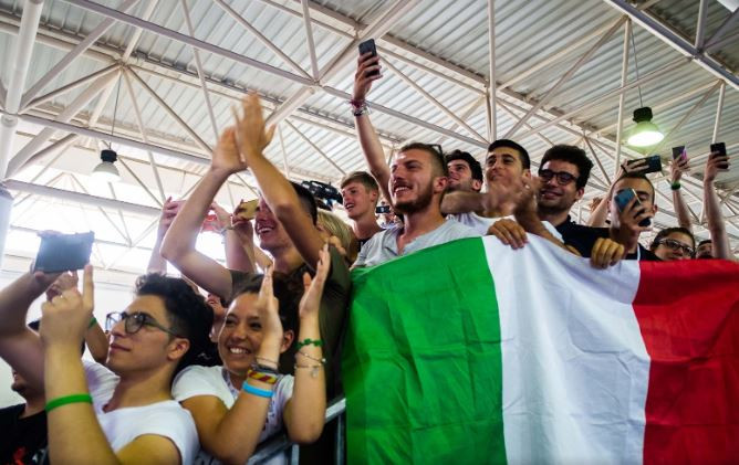 The Italian crowd cheer another gold in shooting ©Naples 2019