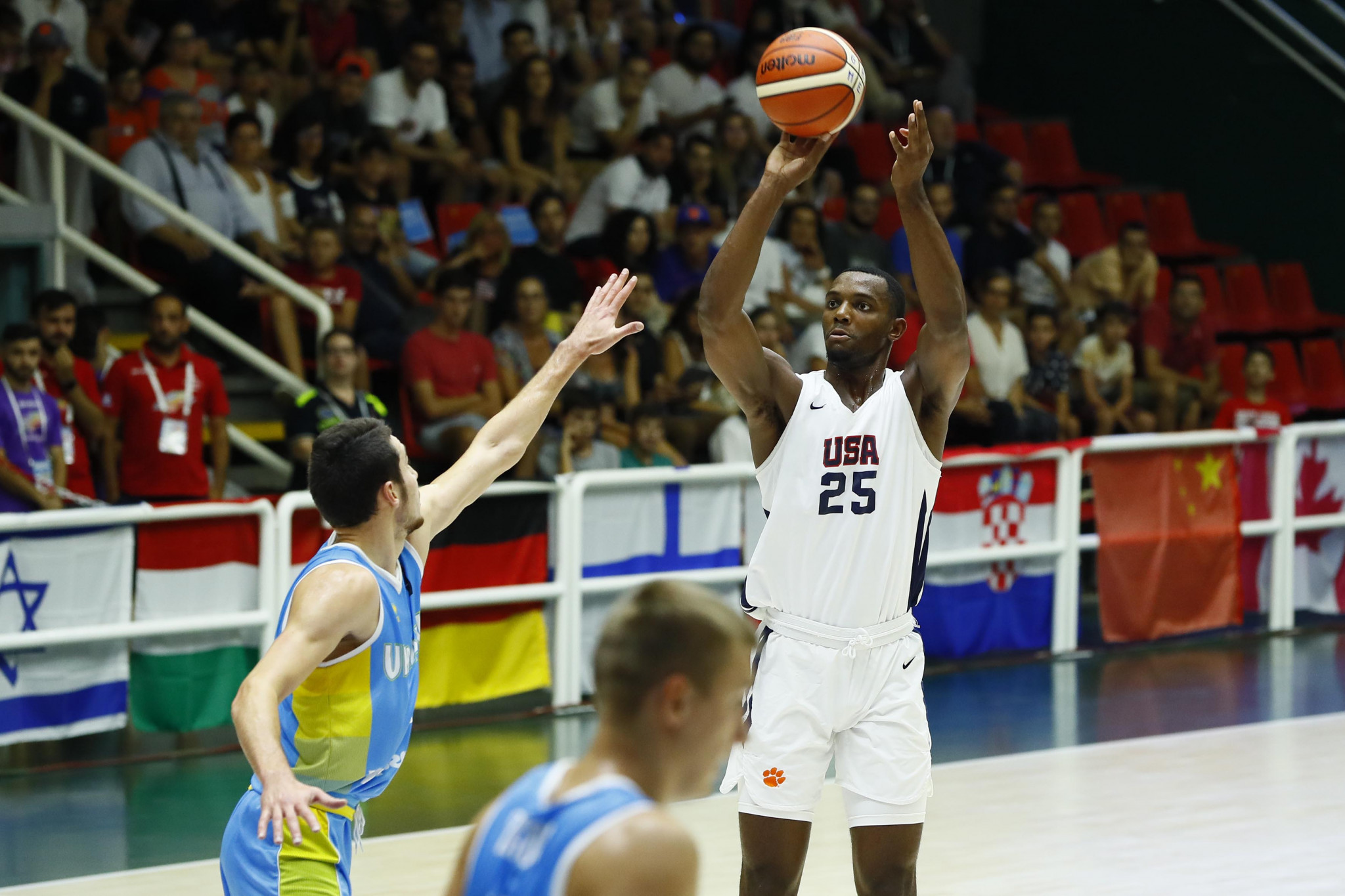 The United States took on Ukraine in the men's basketball gold medal match ©Naples 2019