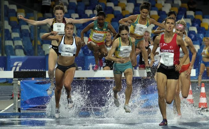 Competitors make a splash during the women's 3,000m steeplechase final ©Naples 2019