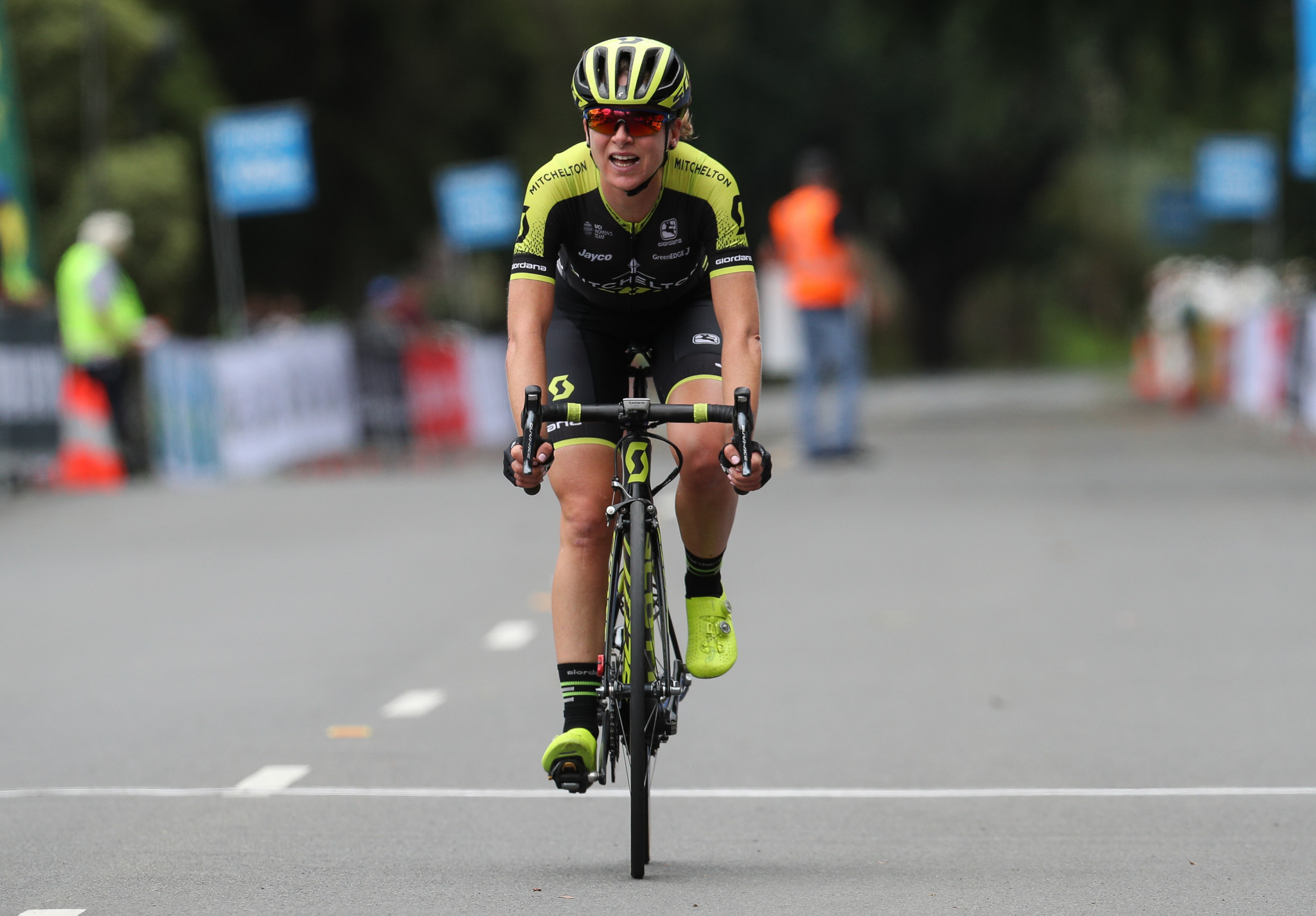 Banks claims first major victory as van Vleuten maintains lead at Giro Rosa