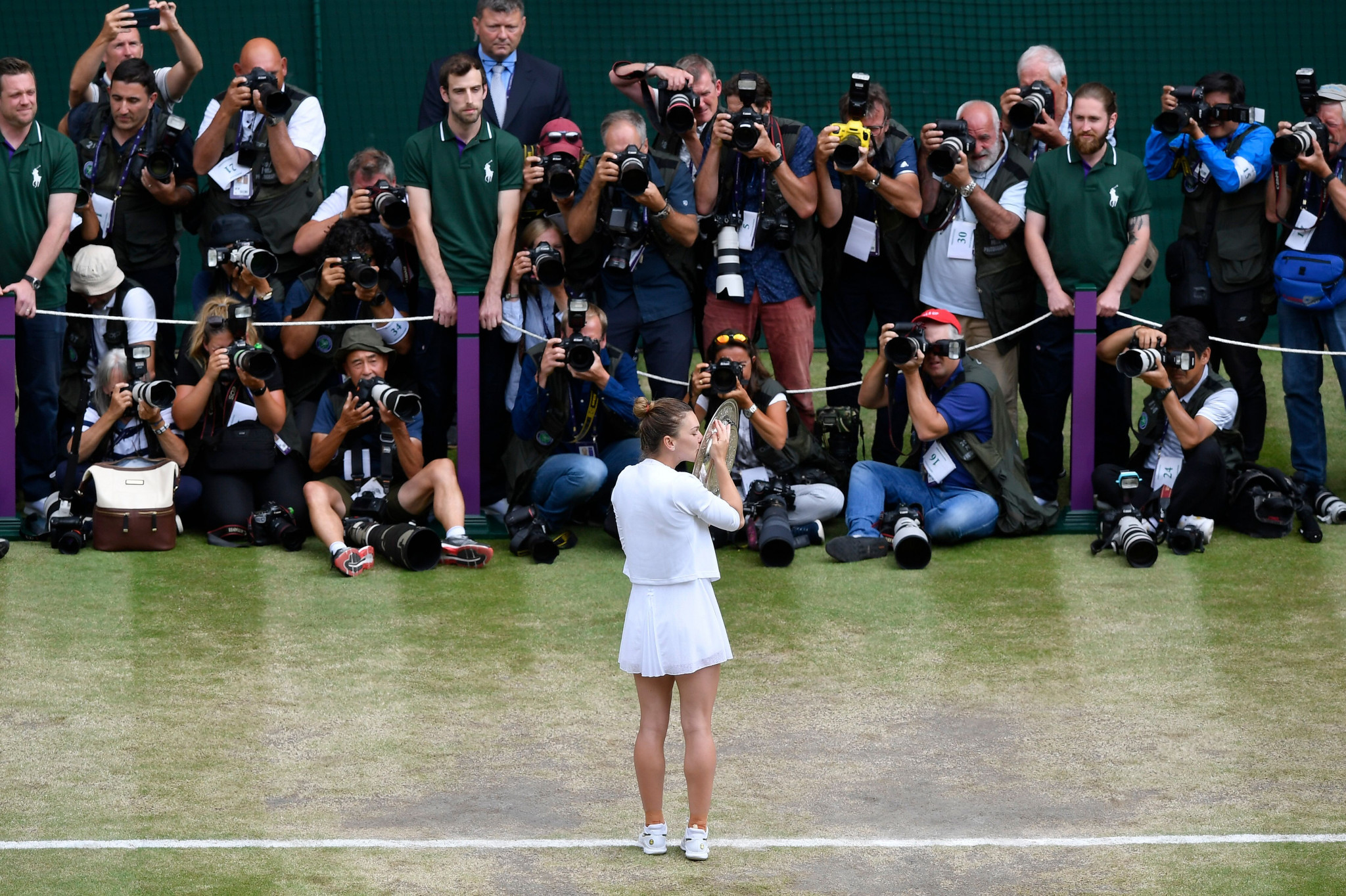 The Romanian poses for the cameras with the Venus Rosewater Dish ©Getty Images