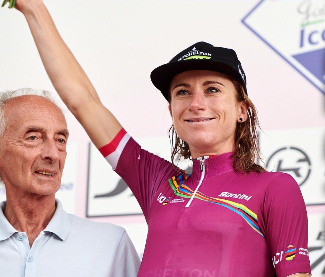 Annemiek van Vleuten kept her pink jersey, holding a 1:22 lead over Anna van der Breggen ©Getty Images
