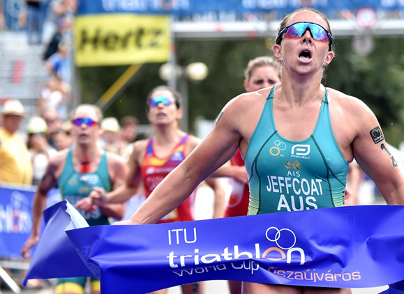 Australia’s Emma Jeffcoat won the women's elite race after a sprint finish ©ITU