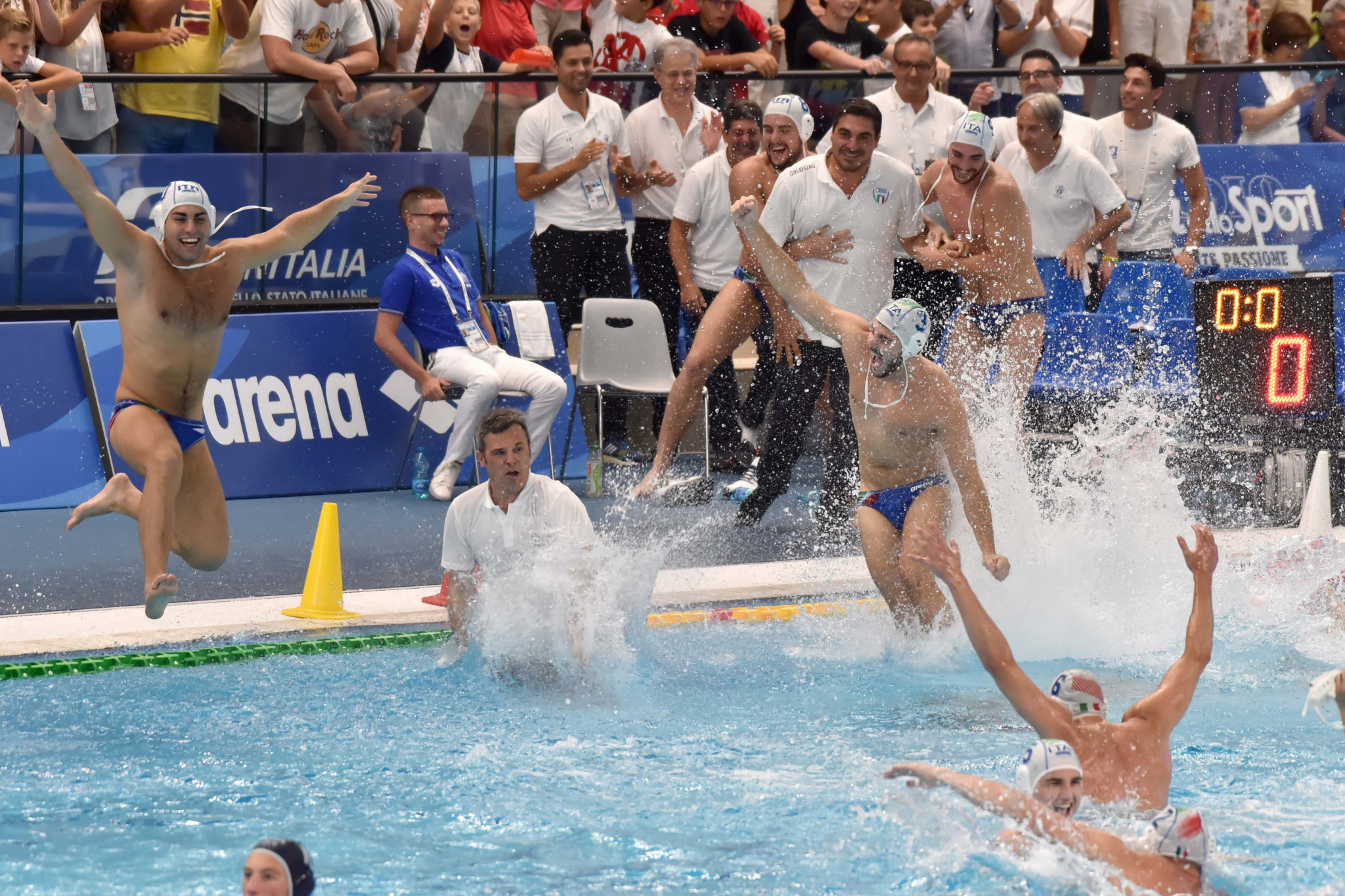 The Italian team celebrated in front of a sold-out crowd at the Piscina Scandone ©Naples 2019