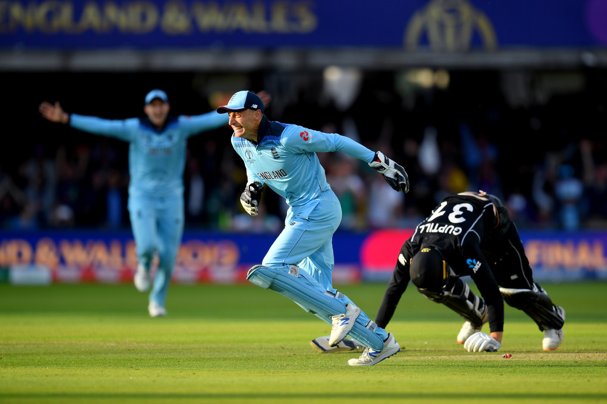 England wicket-keeper Jos Buttler runs out New Zealand's Martin Guptil on the final ball of a dramatic super over to give his side victory in the World Cup final at Lord's ©Getty Images