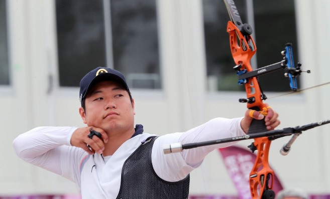 Lee Seung-yun was too strong in the final as he recorded a 6-0 win over Kim Woo-jin ©World Archery