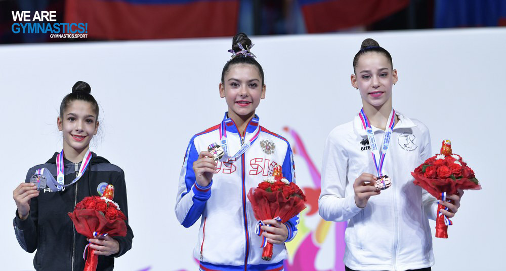 Russia’s Lala Kramarenko, centre, played a key role as the home nation completed a clean sweep at the FIG Rhythmic Gymnastics Junior World Championships in Moscow ©FIG