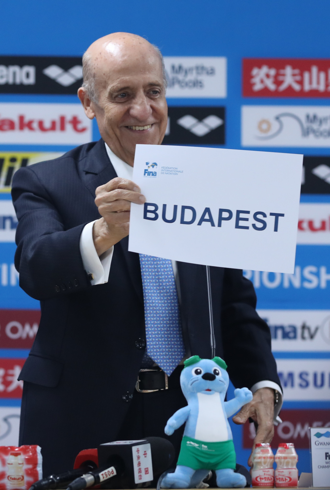 International Swimming Federation President Julio Maglione made the announcement that Budapest would host the 2027 World Aquatics Championships ©Gwangju 2019