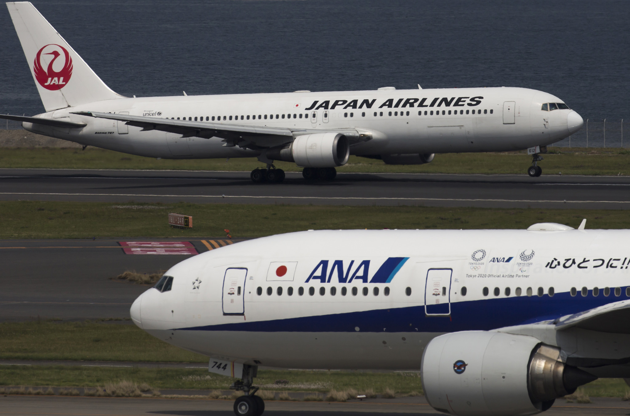 Tokyo 2020 has announced today that it has concluded an agreement with All Nippon Airways and Japan Airlines under which they will serve as supporting partners of the Olympic Torch Relay ©Getty Images