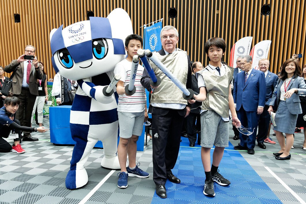 Thomas Bach practised fencing with local children as part of the Let’s GoGo event that allowed residents of Tokyo to try Olympic sports ©IOC/Greg Martin