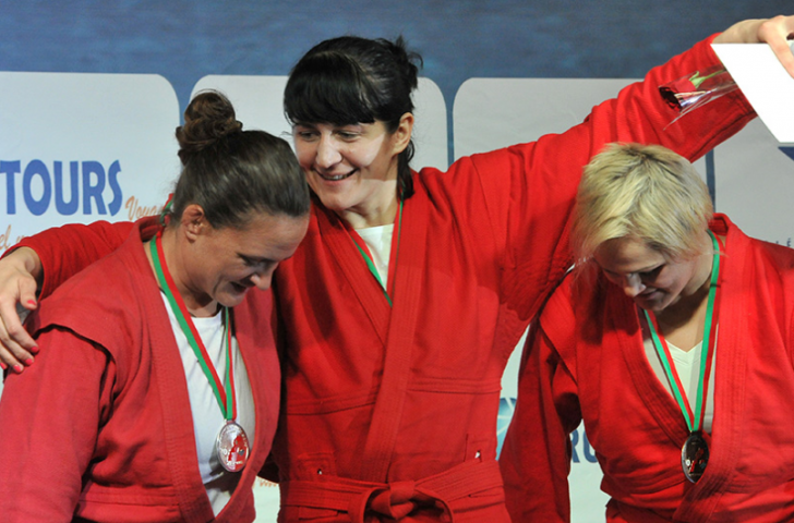 Belarus' Sviatlana Tsimashenka (centre) was awarded the women's 80kg gold medal after Bulgaria's Mariya Oryashkova (left) pulled out of the final due to injury ©FIAS