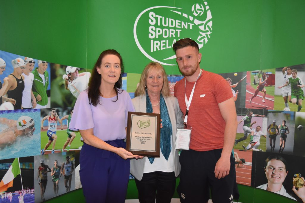 Representatives from the university collected the prize from Student Sport Ireland President Carmel Lynch ©SSI