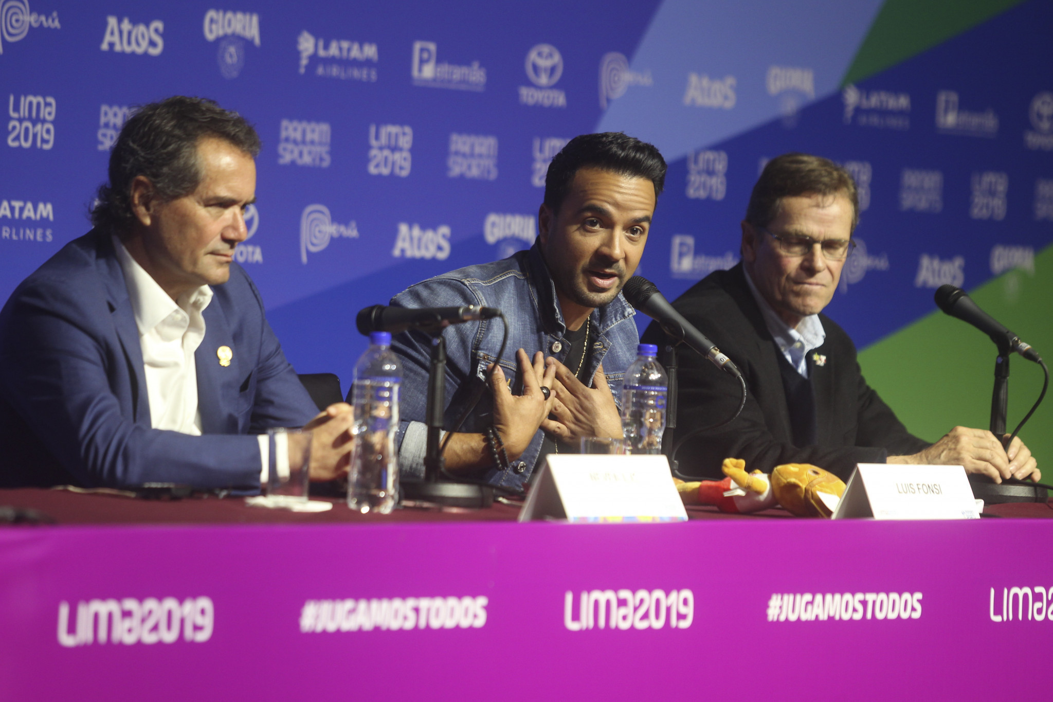 Luis Fonsi attracted a large crowd to a press conference in the run-up to the Lima 2019 Pan American Games ©Lima 2019