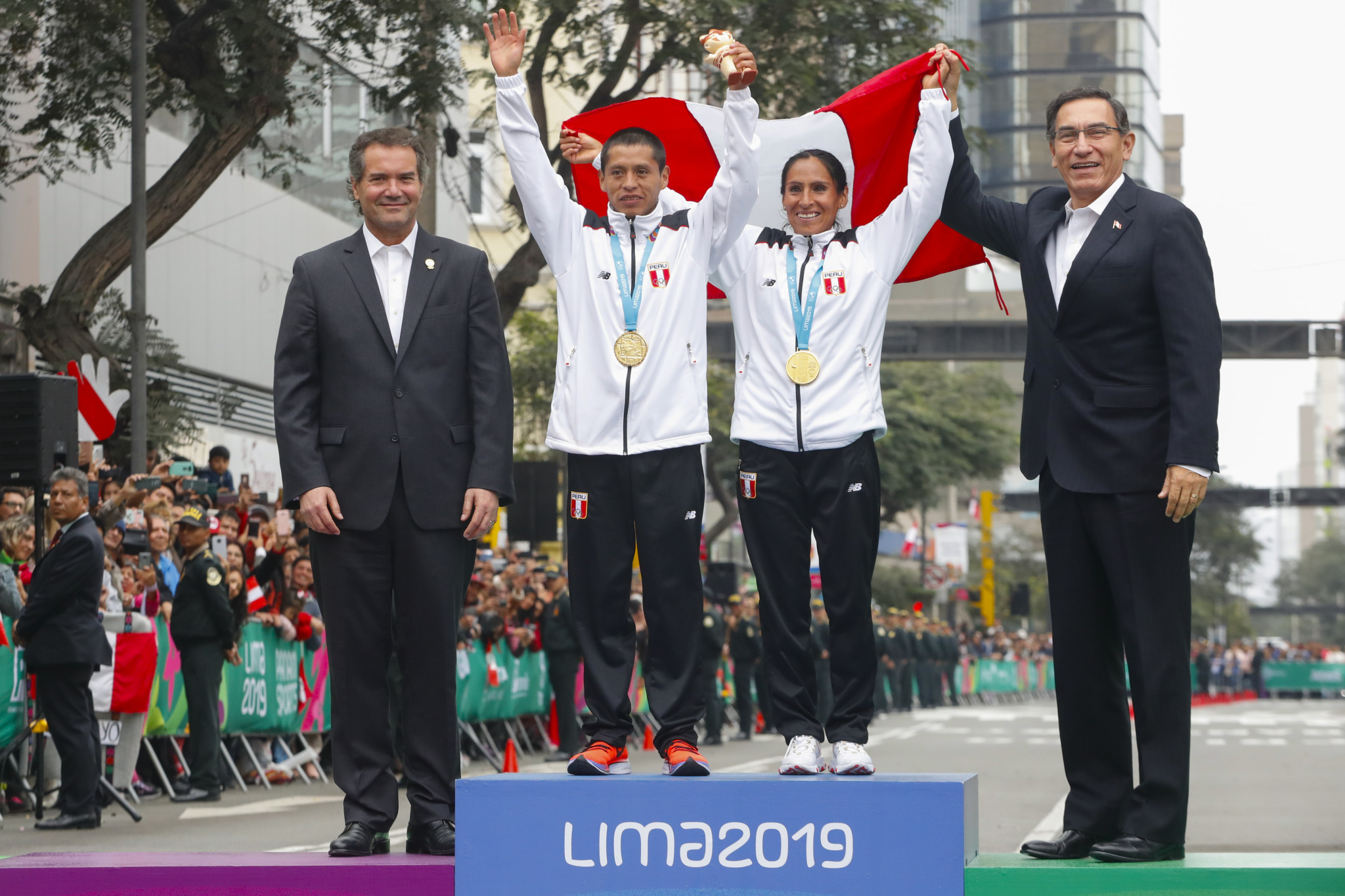 Peru’s President Martín Vizcarra, right, presented the medals ©Lima 2019