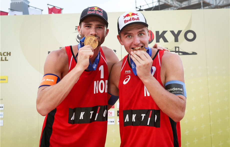 Anders Mol and Christian Sorum claimed the men's title in Tokyo ©FIVB