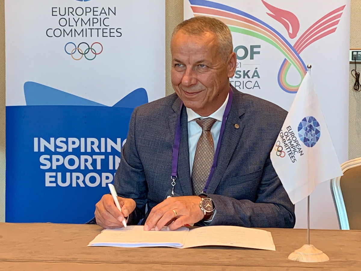 EOC and Banská Bystrica sign host city contract for 2021 Summer EYOF