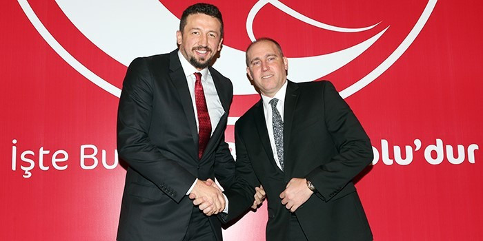 Hidayet Türkoğlu (left) is welcomed into his new role as chief executive of the Turkish Basketball Federation by its President Harun Erdenay 