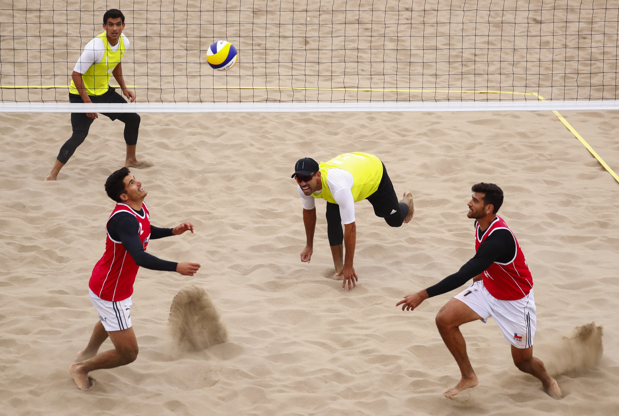 They defeated Mexico's Juan Virgen and Rodolfo Ontiveros 21-19, 22-24, 15-10 to take gold ©Lima 2019