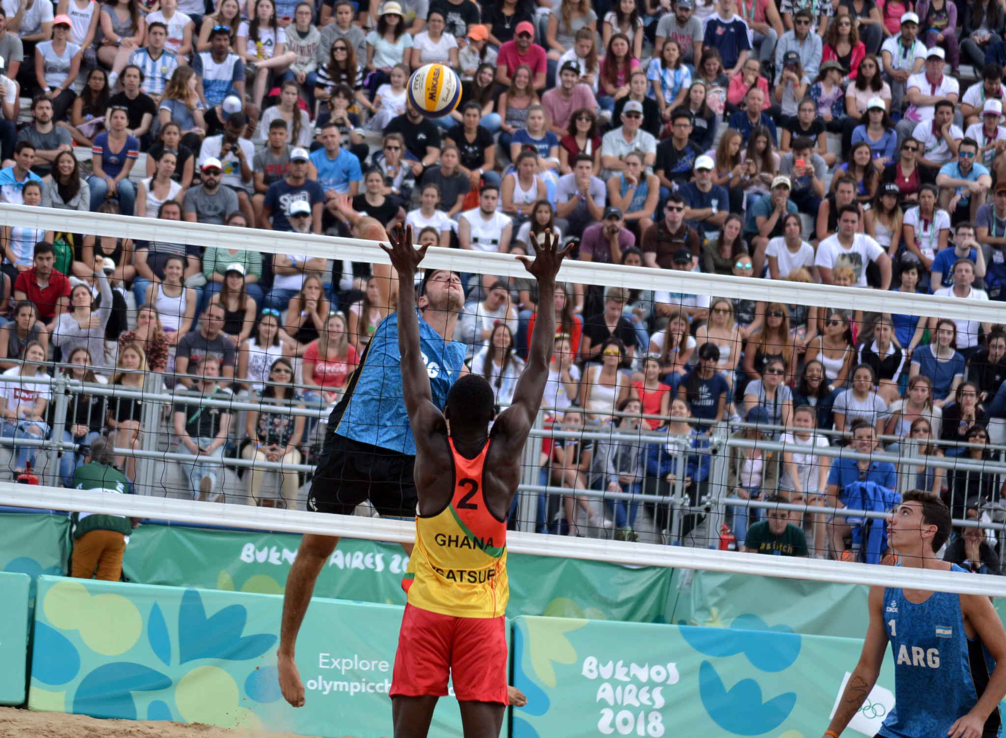 Bautista Amieva, pictured helping the home team win bronze in last year's Youth Olympic Games in Buenos Aires, will be giving his all again at a home venue when the FIVB Snow Volleyball World Tour event starts in Bariloche ©FIVB