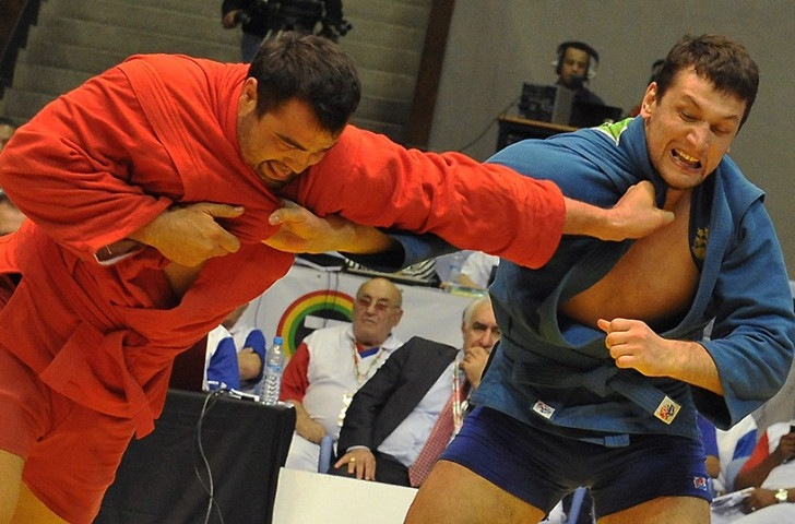 Artem Osipenko (blue) was one of five gold medallists for Russia on the final day of action, beating Tajikistan's Nabimukhamad Khorkashev (red) to the men's over 100 kilogram title ©FIAS