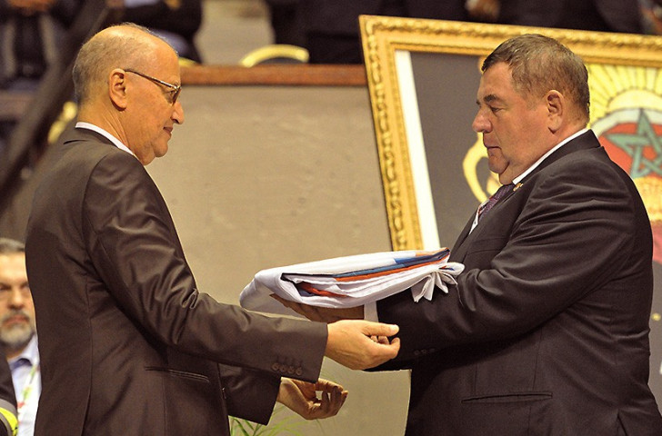 FIAS President Vasily Shestakov receives the FIAS flag from African Sambo Confederation counterpart Dalil Skalli ©FIAS