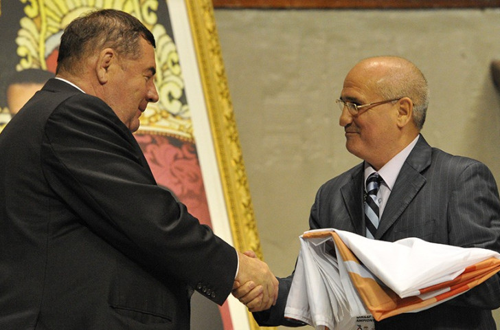 Before handing it over to President of the Bulgarian Sambo Federation, Roumen Stoilov ©FIAS