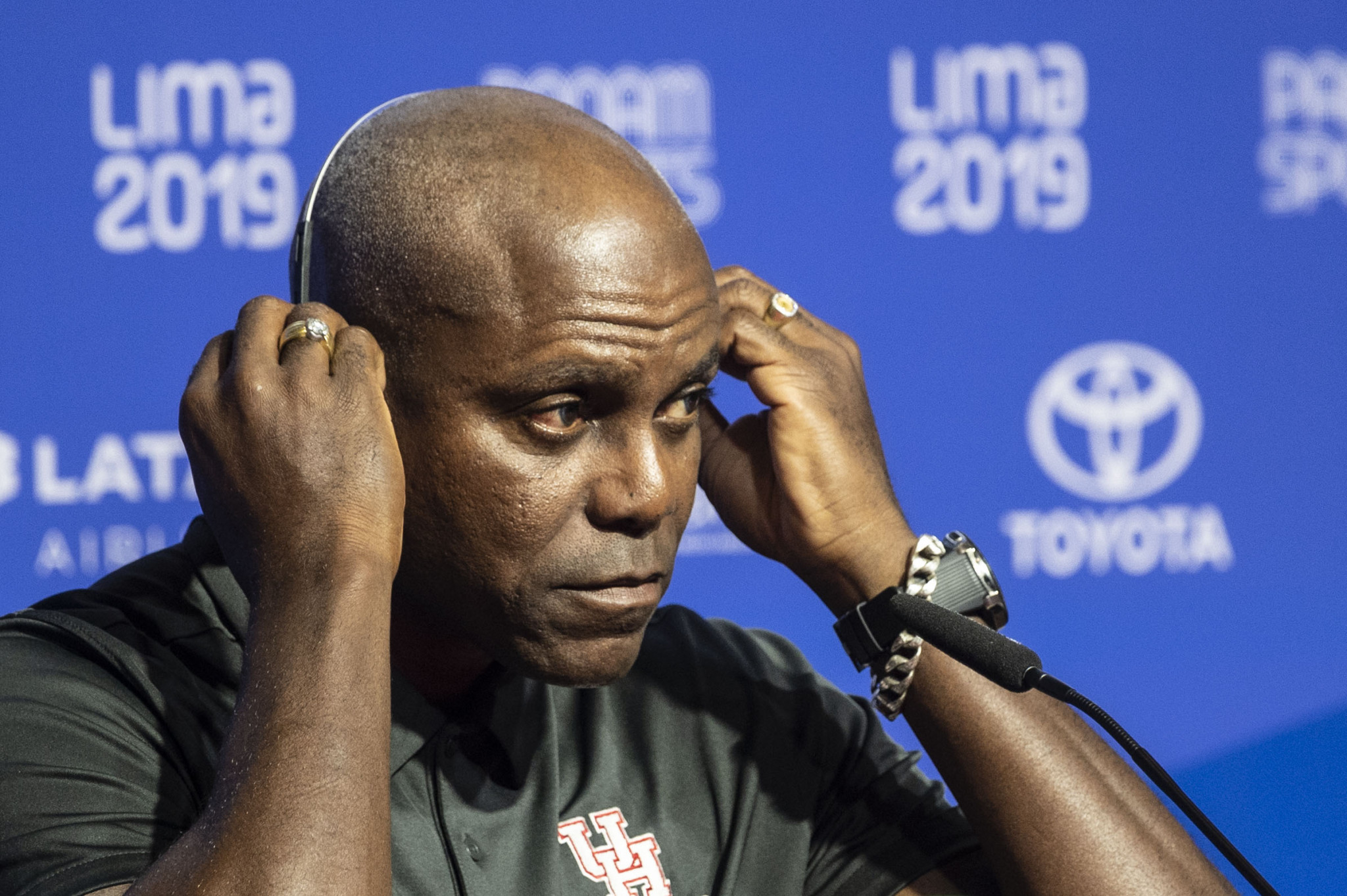 Nine-times Olympic champion Carl Lewis of the US featured in a Lima 2019 press conference ©Lima 2019