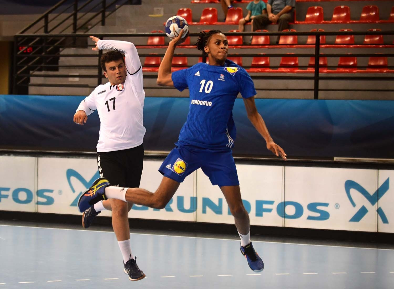 France eased past Canada to open their account ©IHF