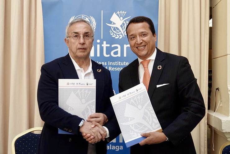 Alejandro Blanco, left, signed the deal with Alex Mejía ©COE