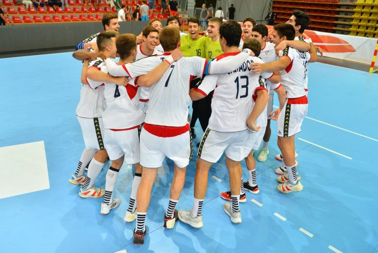 Portugal defeated Serbia in the final seconds ©IHF