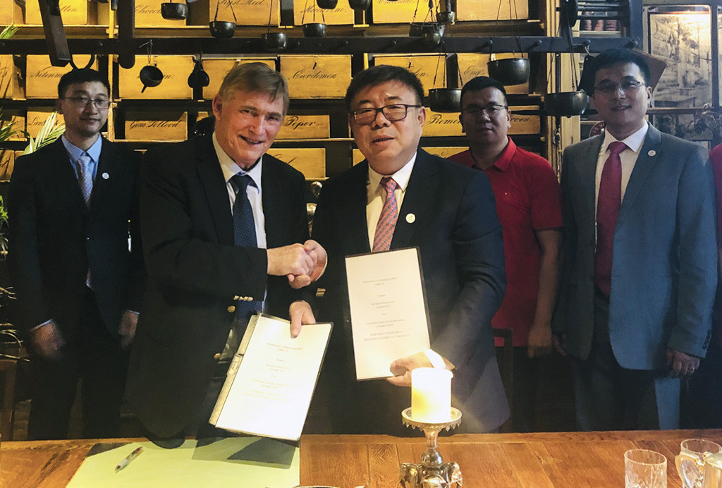  ISU President Jan Dijkema, left, signed the deal with Ni Huizhong ©ISU