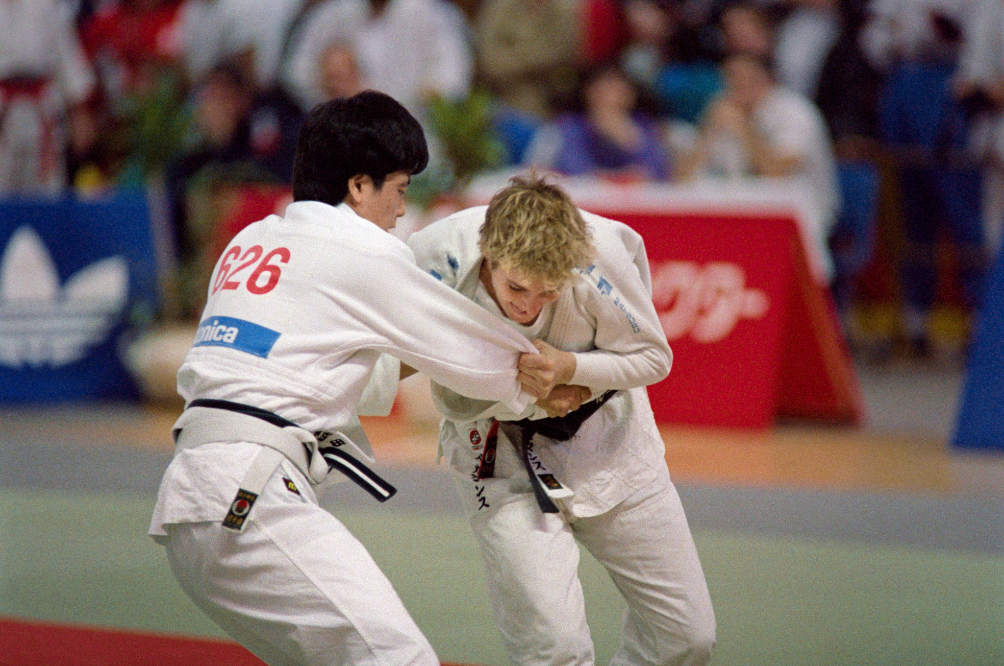 Belgium's Ingrid Berghmans (R) fights Japan's Yoko Tanabe (L) during the Judo World Championships in Belgrad, on October 15, 1989 ©Getty Images