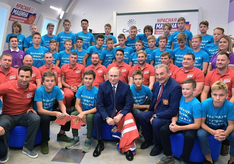 Russian President Vladimir Putin met with promising young ice hockey players at a national development programme in Sochi ©IHFR