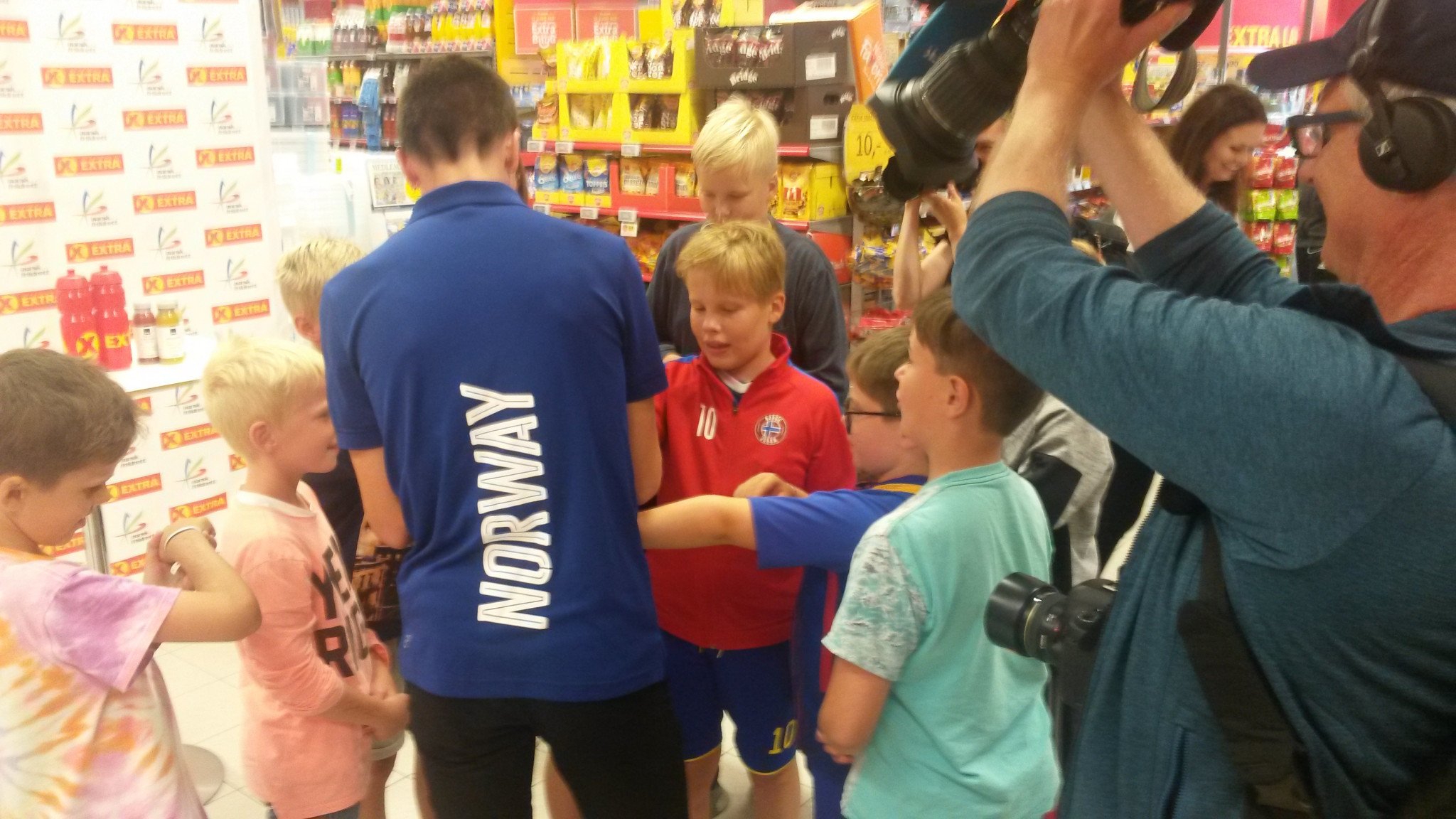 Jakob Ingebrigtsen gets an impromptu autograph signing underway at his local store in Sandnes ©ITG