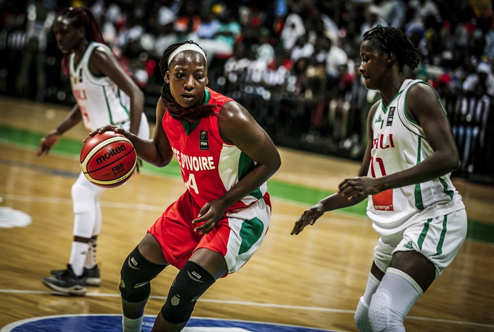 Safiétou Kolga of Ivory Coast vies for possession in her side's defeat to Mali in Dakar ©FIBA 