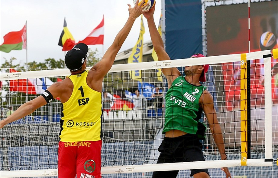 Brazilian wild cards Gustavo Albrecht Carvalhaes and Saymon Barbosa Santos finished top of Pool D in the men's event ©FIVB