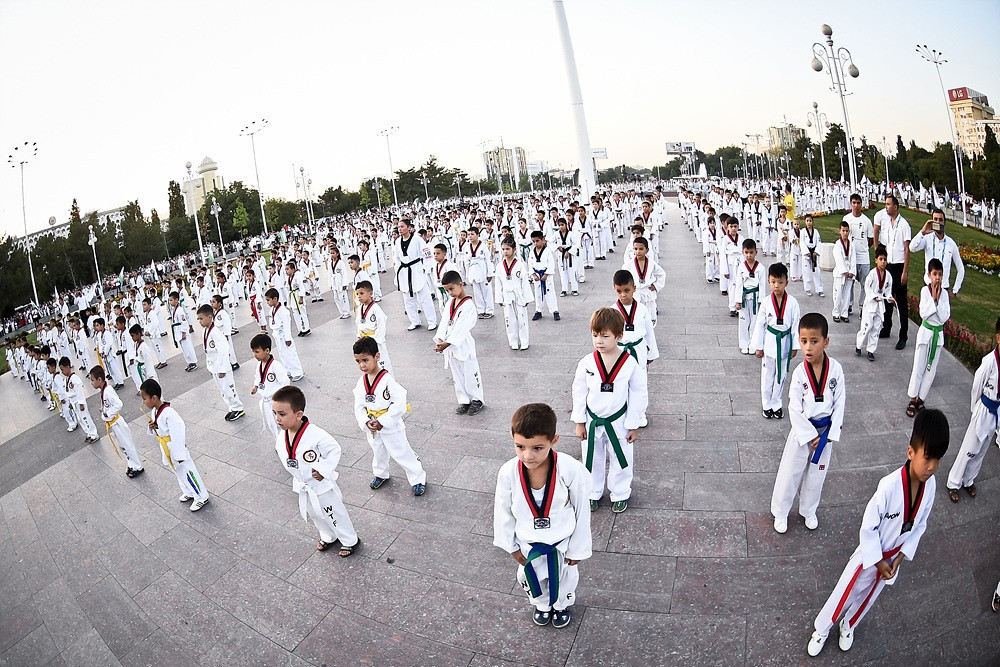 Taekwondo flash mob takes place in Tashkent