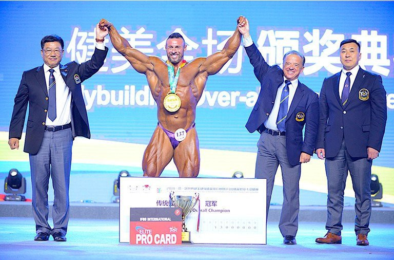 Zhang Haifeng, left, has vowed to make every effort to further develop the sport in the region ©IFBB