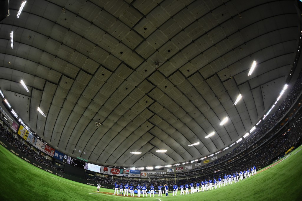 South Korean players line-up under the roof at the Tokyo Dome ©Getty Images