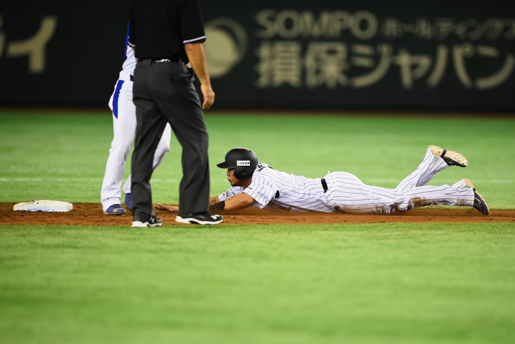 Japanese infielder Sho Nakata dives to reach second base during the semi-final ©Getty Images