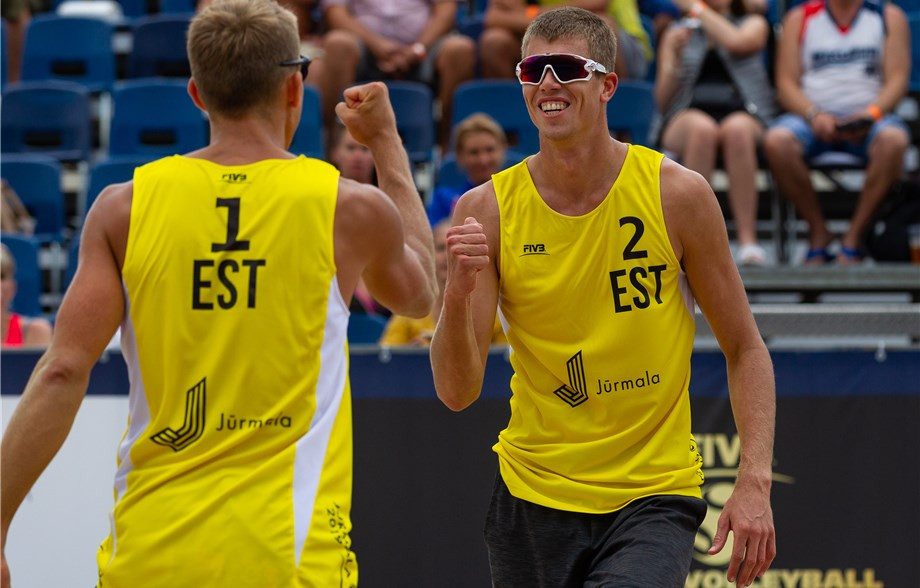 Estonia’s Kusti Nõlvak and Mart Tiisaar were among the eight pool winners as main draw action begun today at the FIVB Beach World Tour three-star event in Jūrmala ©FIVB
