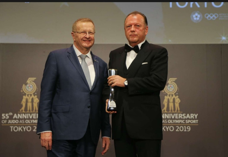 Marius Vizer, right, was presented with the IOC President's Trophy by Australia's John Coates, left, in Tokyo ©IJF