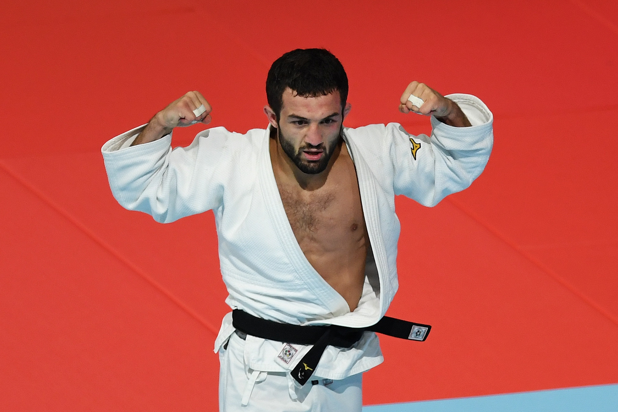 
Georgia's Lukhumi Chkhvimiani celebrates winning the gold medal after his fight against Uzbekistan's Sharafuddin Lutfillaev ©Getty Images