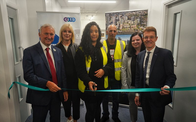 Birmingham City Council leader Ian Ward, left, trainees Imaan Khan and Zubar Akram, Sarah Fenton from CITB, and Mayor of the West Midlands Andy Street, right, officially cut the ribbon to open the construction training hub ©WMCA
