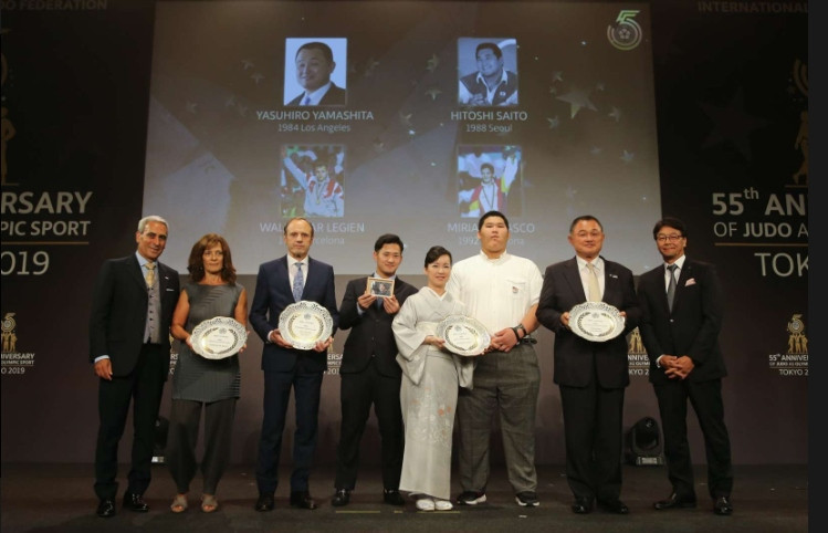  Yamashita Yasuhiro, second right, was among a number of Olympic champions whose achievements were recognised by the IJF at a special Gala Dinner on the eve of this year's World Championships in Tokyo ©IJF