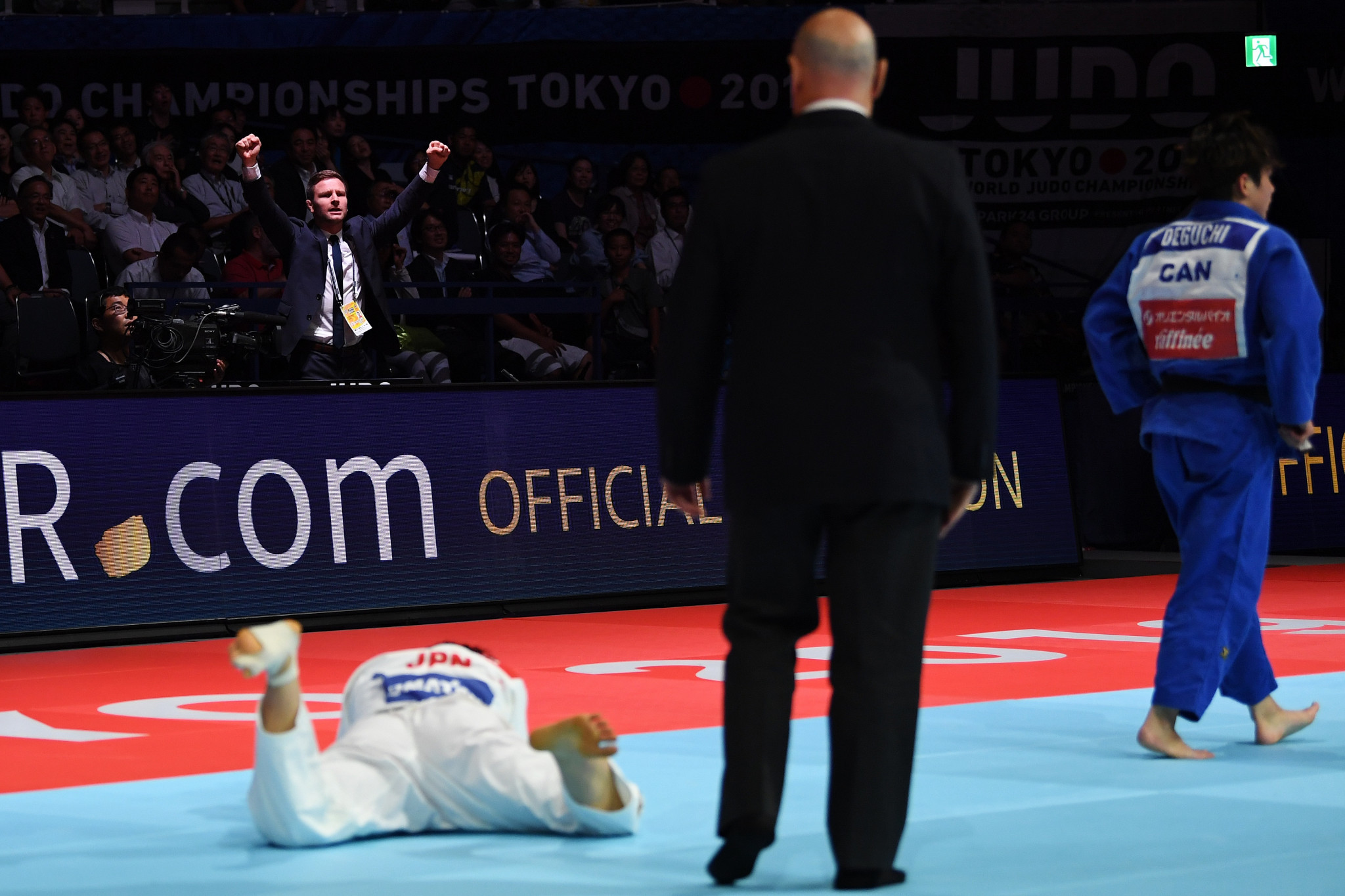 Deguchi's coach celebrates her victory at the Nippon Budokan in Tokyo ©Getty Images