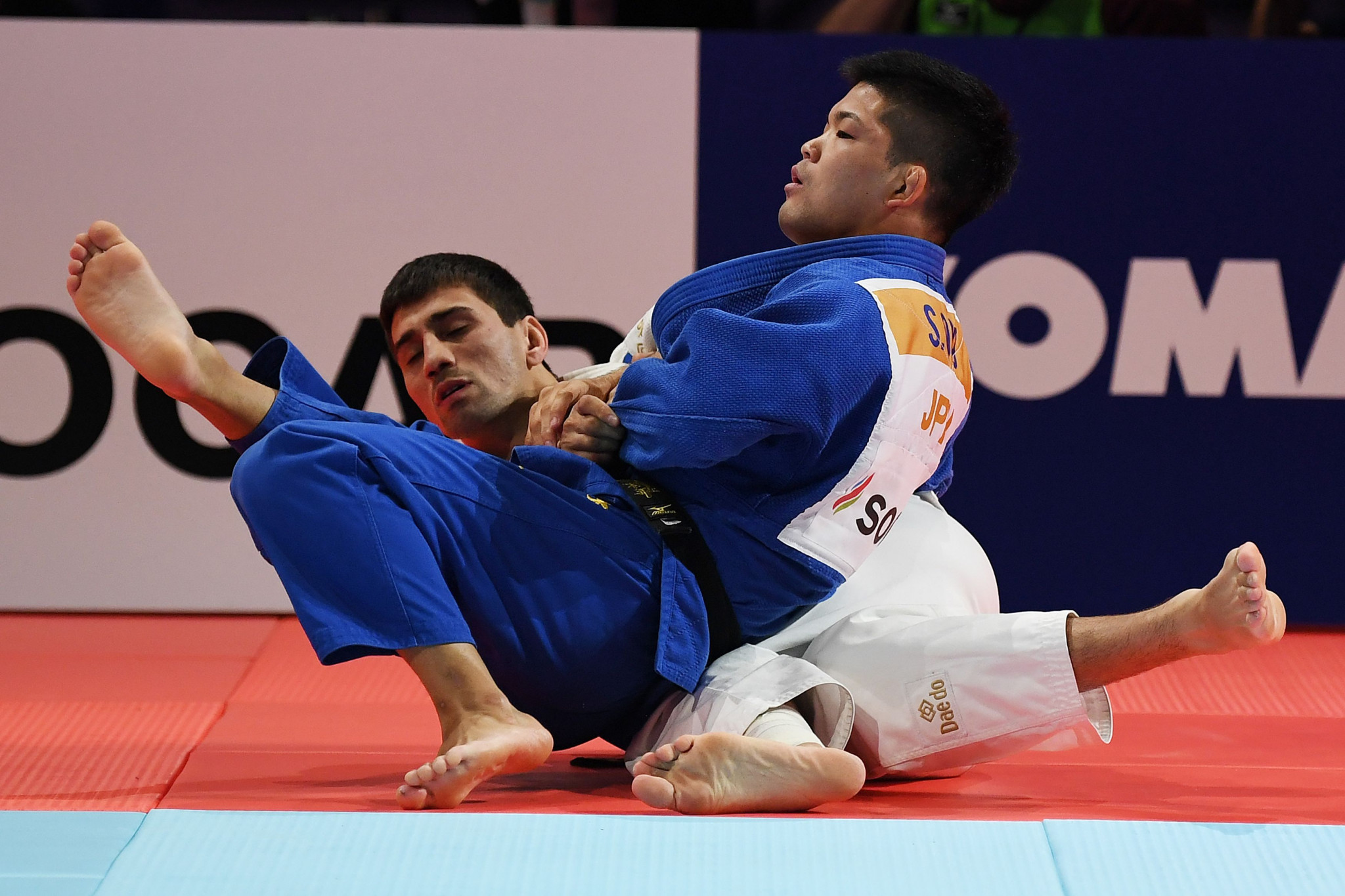 Shohei Ono throws Rustam Orujov on his way to claiming his third World Championship victory ©Getty Images