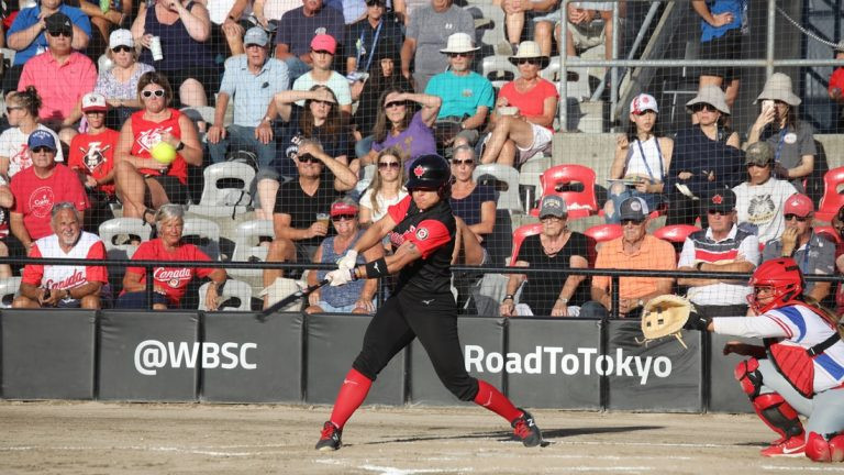 Canada beat Puerto Rico to top Group A ©WBSC